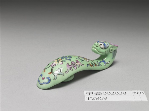 粉彩綠地萬福龍首帶鈎
