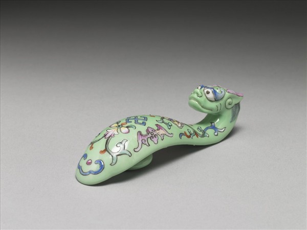 粉彩綠地萬福龍首帶鈎