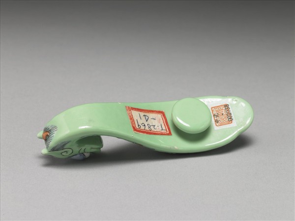 粉彩綠地萬福龍首帶鈎