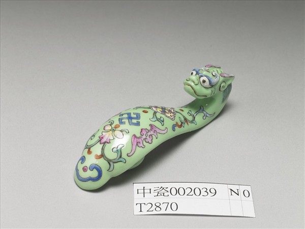 粉彩綠地萬福龍首帶鈎