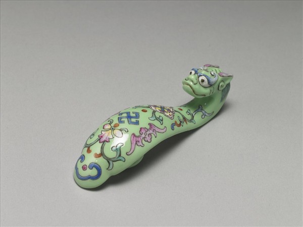 粉彩綠地萬福龍首帶鈎