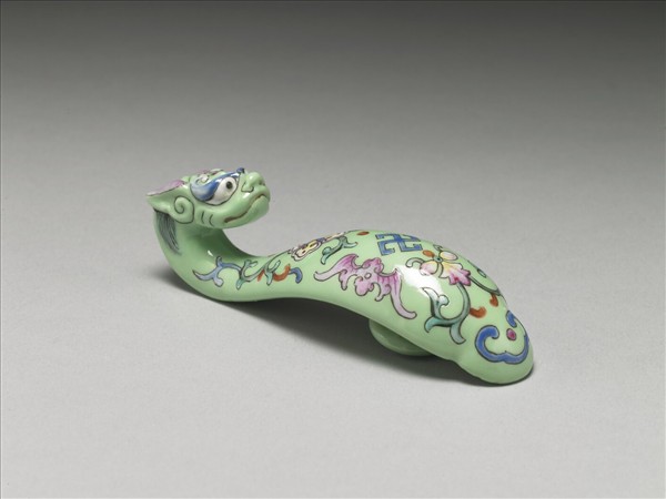 粉彩綠地萬福龍首帶鈎