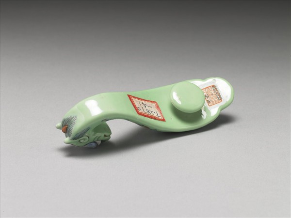 粉彩綠地萬福龍首帶鈎