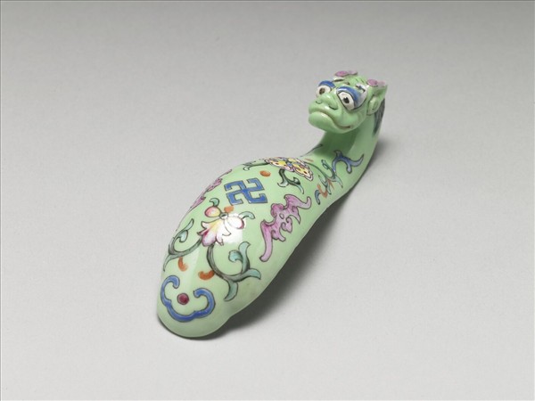 粉彩綠地萬福龍首帶鈎