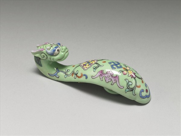 粉彩綠地萬福龍首帶鈎