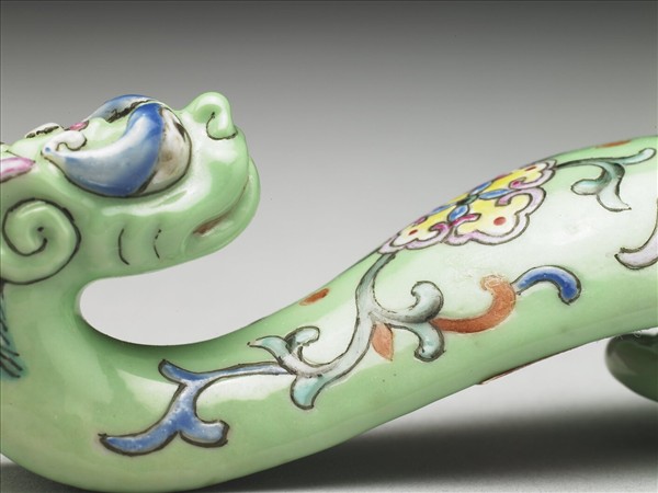 粉彩綠地萬福龍首帶鈎