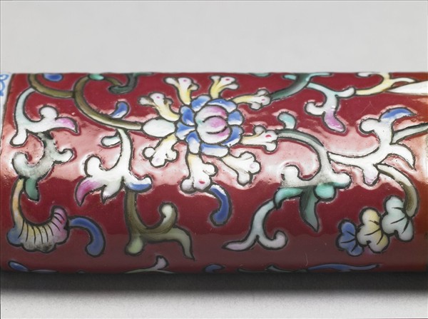 粉彩紅地纏枝花卉紋牙籤筒