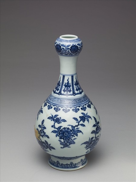 青花折枝花果紋蒜頭瓶