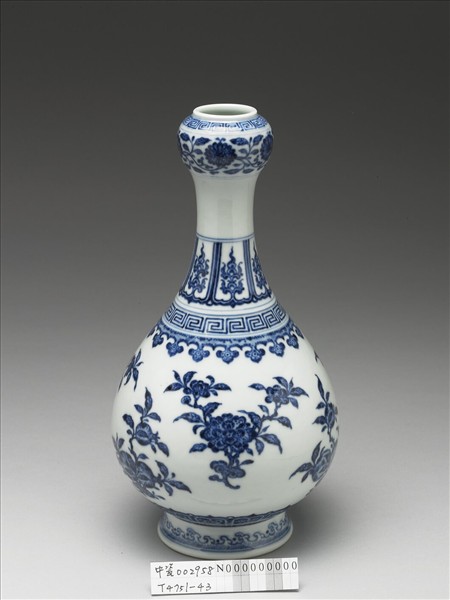 青花折枝花果紋蒜頭瓶