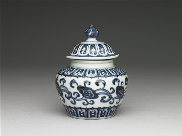 青花轉枝靈芝紋蓋罐