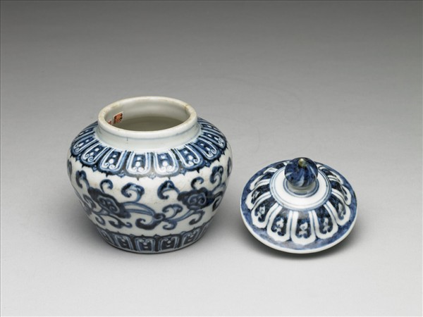 青花轉枝靈芝紋蓋罐