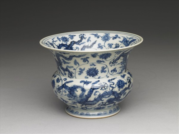 青花六龍穿花紋渣斗