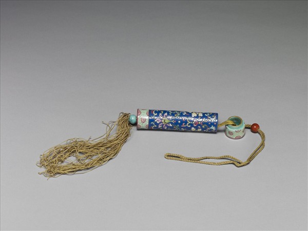 粉彩藍地纏枝花卉紋牙籤筒
