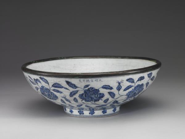 青花四季花卉紋大碗