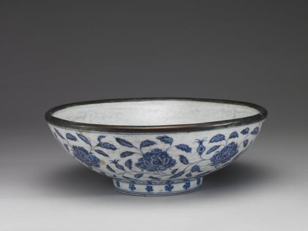 青花四季花卉紋大碗