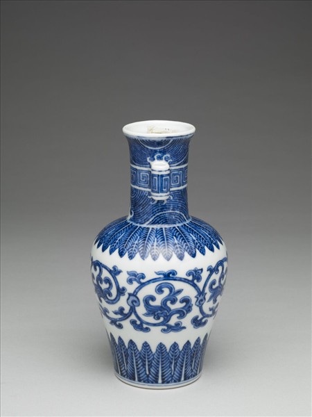 青花番蓮紋貫耳瓶