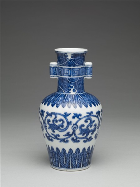 青花番蓮紋貫耳瓶