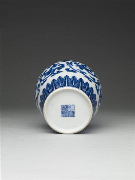 青花番蓮紋貫耳瓶