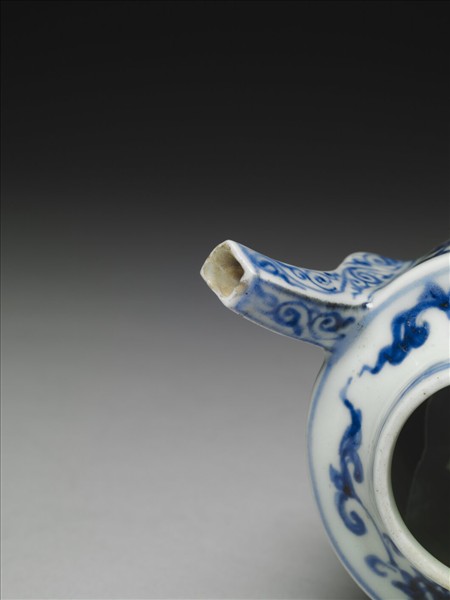 青花壽山福海蓮紋壺