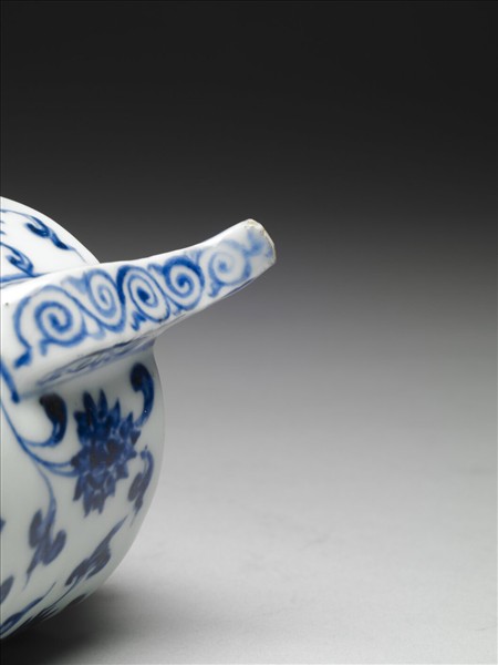 青花壽山福海蓮紋壺