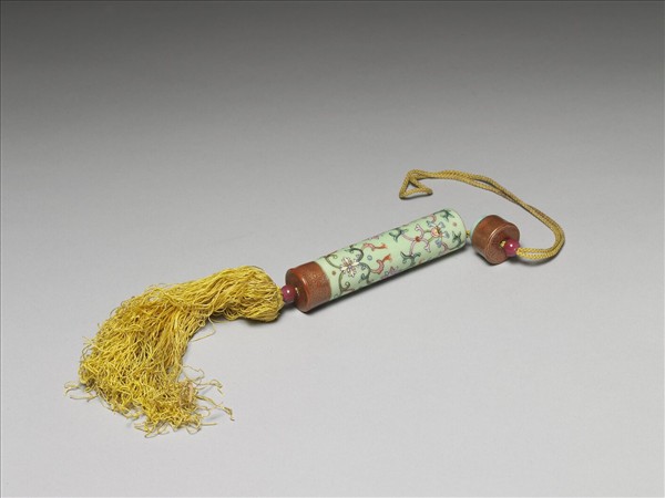 粉彩草綠地纏枝花卉紋牙籤筒