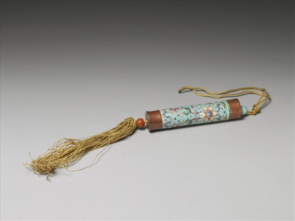 粉彩湖綠地纏枝花卉紋牙籤筒