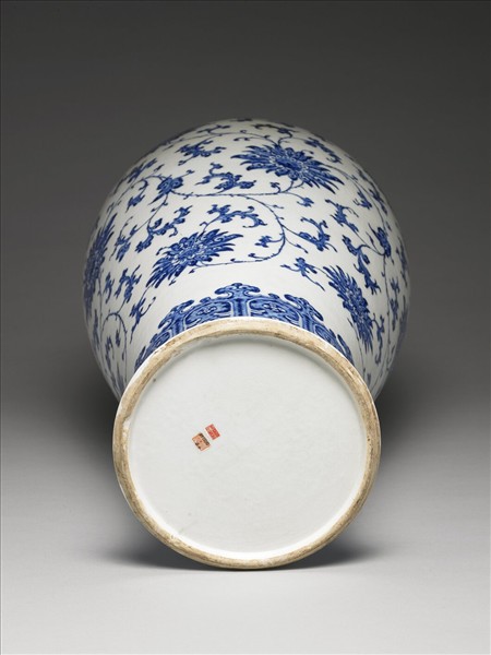 青花花卉紋梅瓶