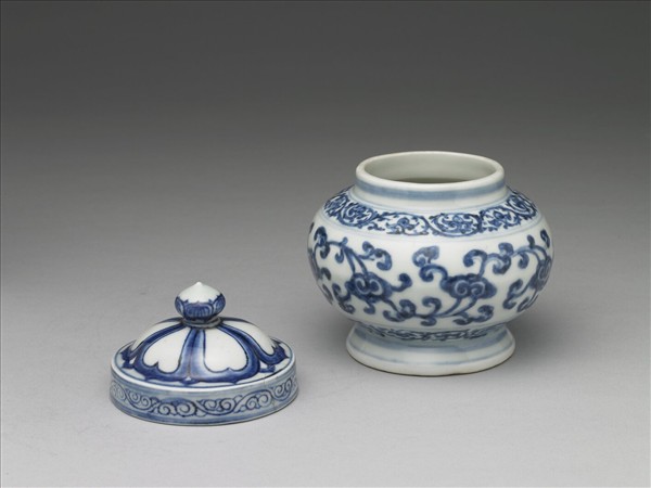 青花轉枝靈芝紋小罐