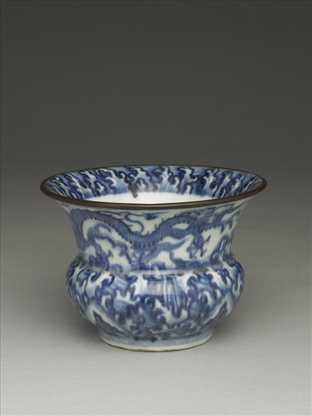 青花波濤龍紋渣斗