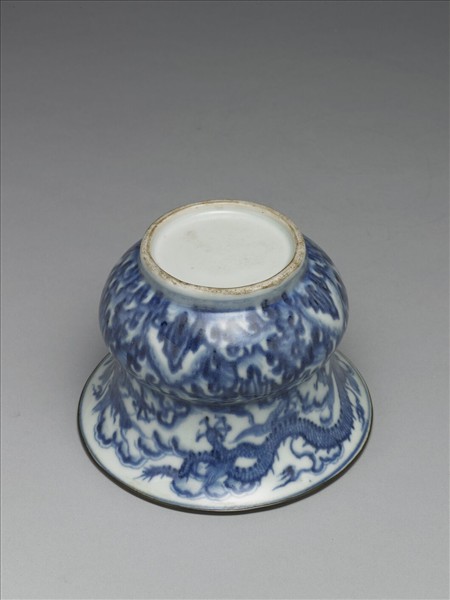青花波濤龍紋渣斗