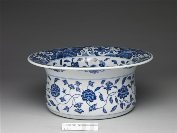 青花纏枝花卉紋折沿洗