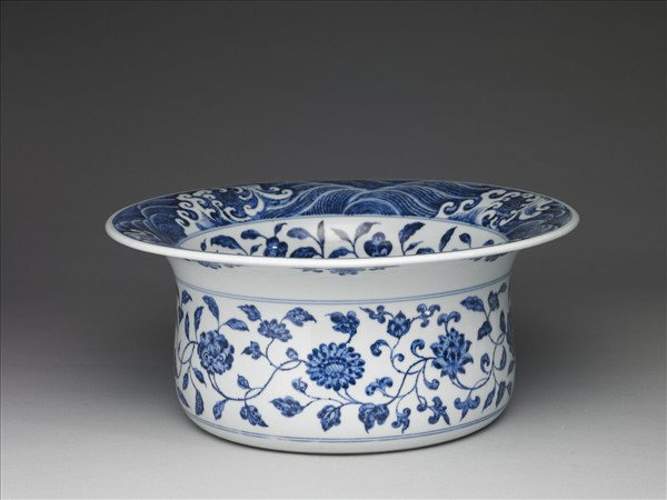 青花纏枝花卉紋折沿洗