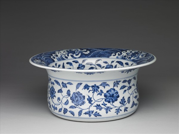 青花纏枝花卉紋折沿洗