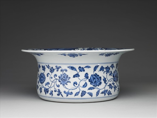 青花纏枝花卉紋折沿洗