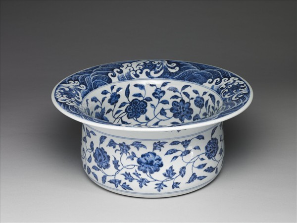 青花纏枝花卉紋折沿洗