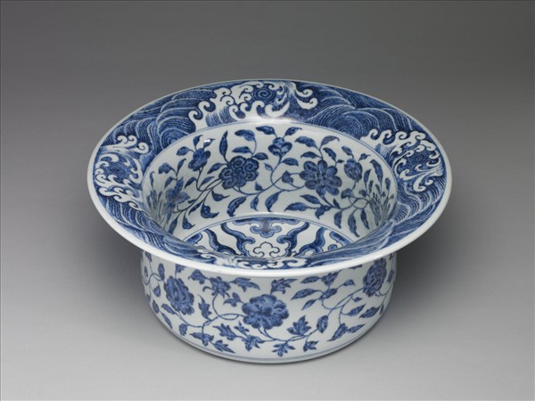 青花纏枝花卉紋折沿洗