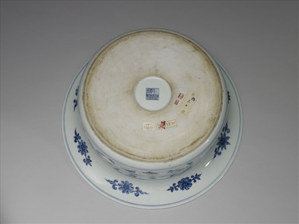 青花纏枝花卉紋折沿洗