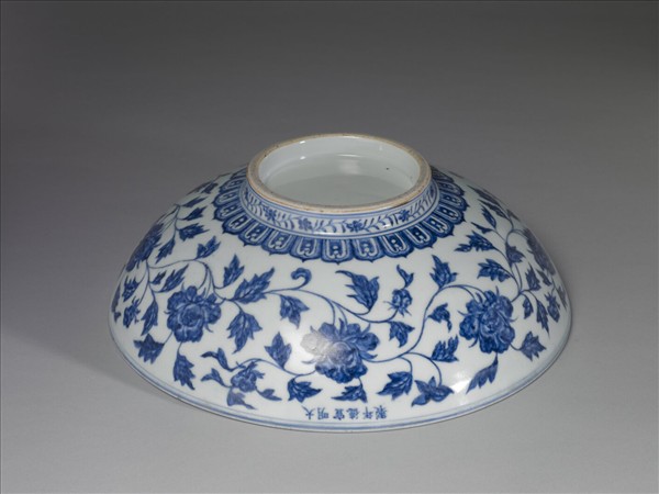 青花轉枝牡丹紋大碗