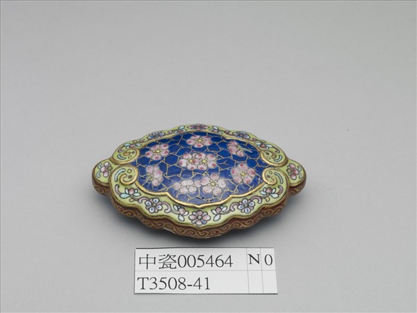 琺瑯彩藍地冰梅紋帶鈎