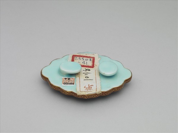 琺瑯彩藍地冰梅紋帶鈎