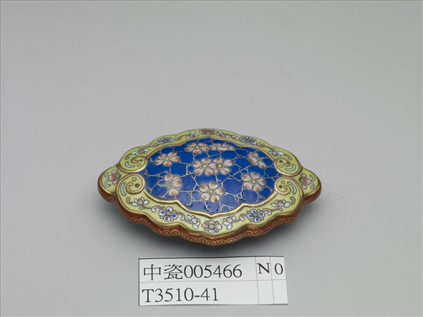 琺瑯彩藍地冰梅紋帶鈎