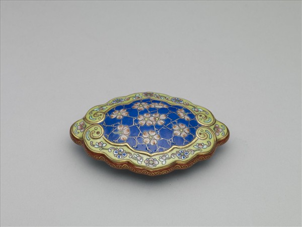 琺瑯彩藍地冰梅紋帶鈎