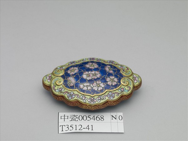 琺瑯彩藍地冰梅紋帶鈎