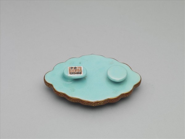 琺瑯彩藍地冰梅紋帶鈎