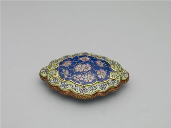 琺瑯彩藍地冰梅紋帶鈎