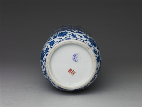 青花波濤番蓮紋蓋罐