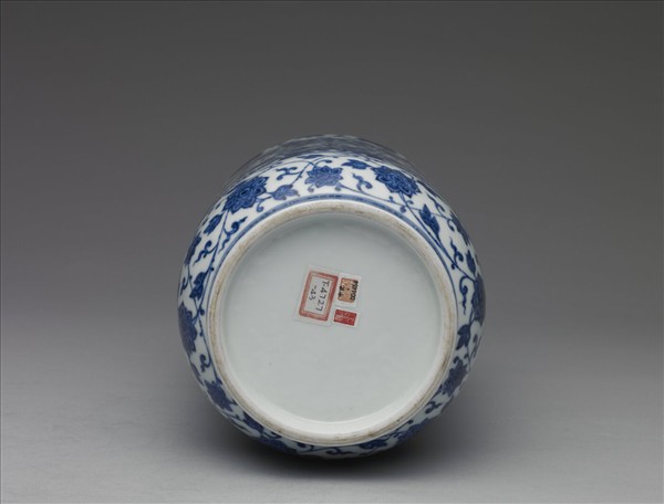 青花波濤番蓮紋蓋罐