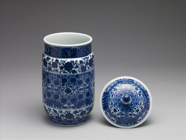 青花波濤番蓮紋蓋罐