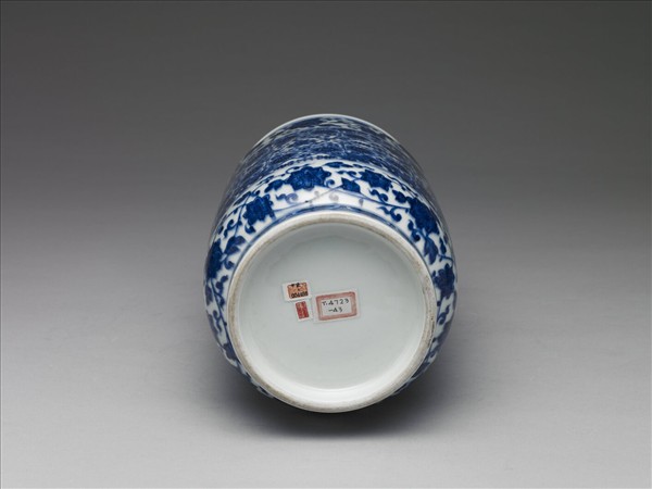 青花波濤番蓮紋蓋罐