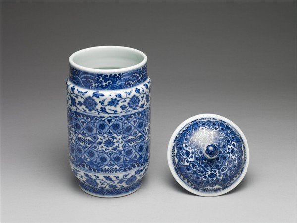 青花波濤番蓮紋蓋罐